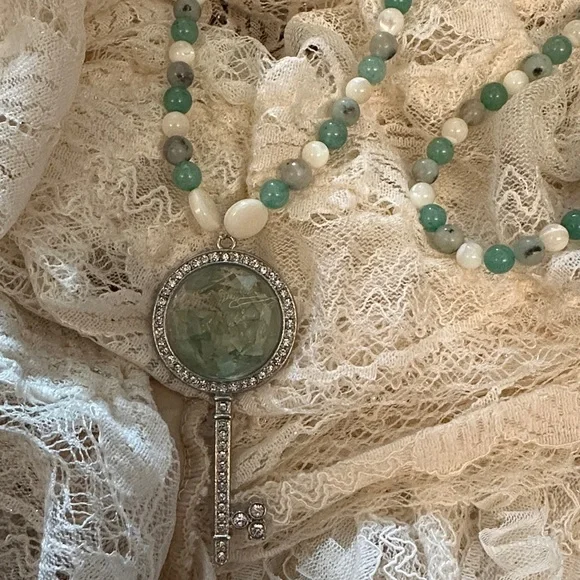 Aventurine & Pearl Stretch Necklace (Aventurine, Kiwi Jasper & Mother of Pearl) - Picture 3 of 7